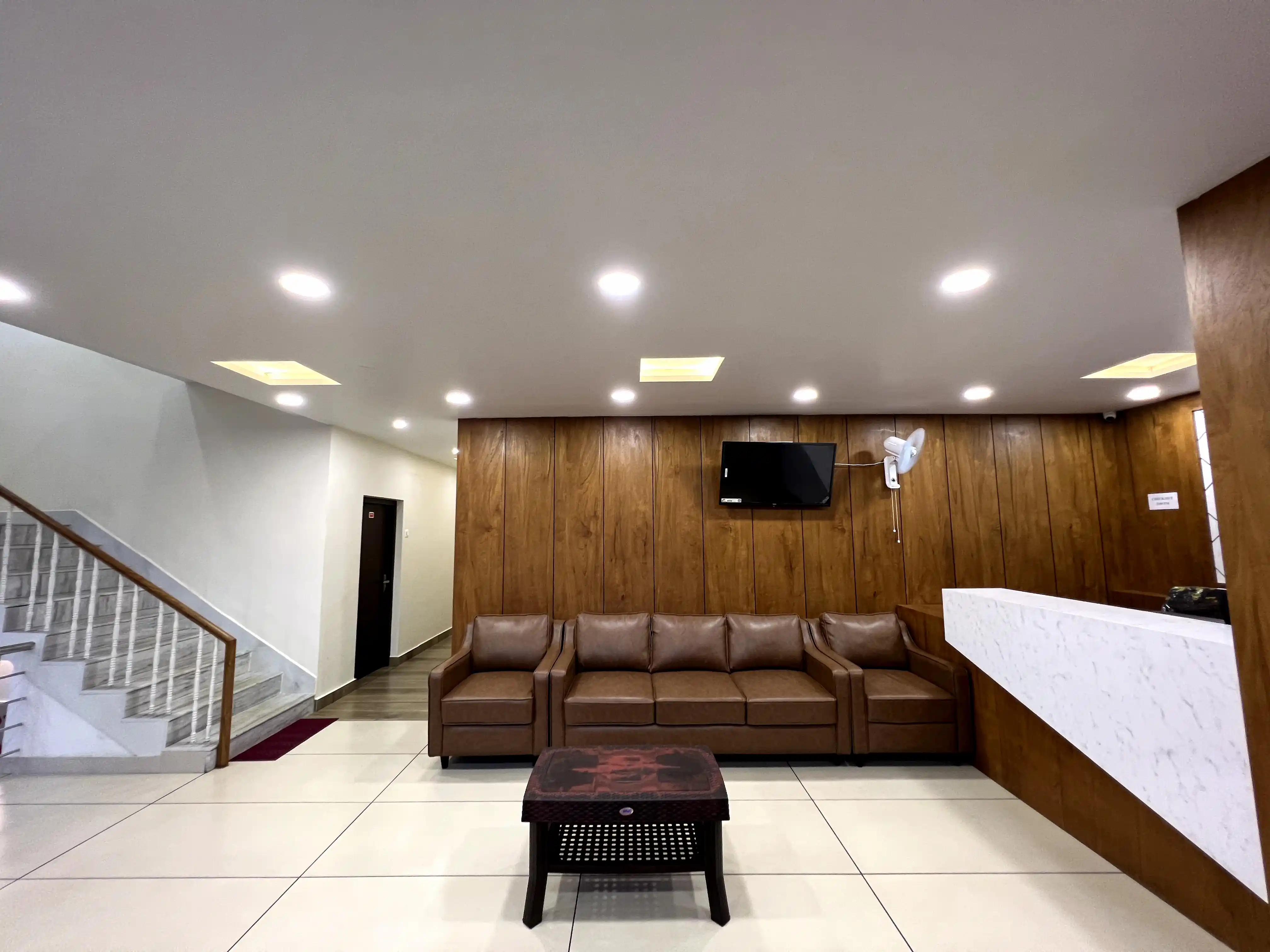 Best Budget Rooms in Gudalur, Tamil Nadu | Stay Near Ooty | Comfortable Lounge